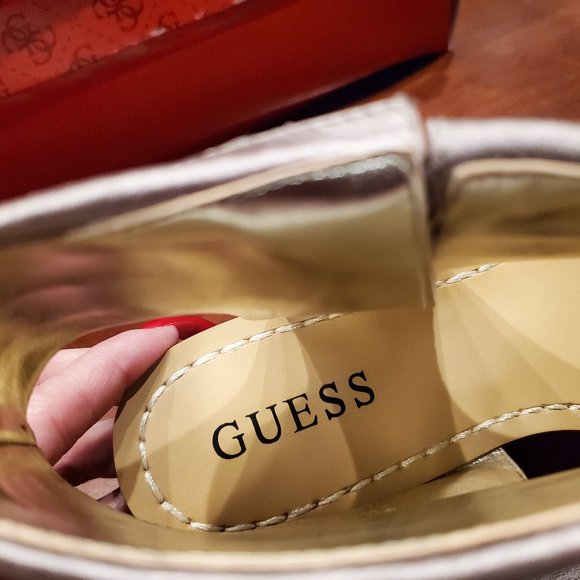 Guess Picturing Suede Thong Sandals new in box! - Picture 6 of 7